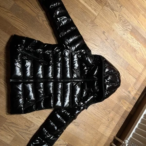 Moncler jacka Maya - Säljer nu min moncler maya jacka då jag tröttnat på den storlek xs/s