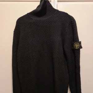 Stone Island turtleneck Polo - Fake - Storlek M, oanvänd då den är för stor för mig. 