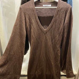 Miniklänning  - Från NA-KD, aldrig använd. Brun med glitter och utsvängda armar. Kontakta vid frågor 🌸