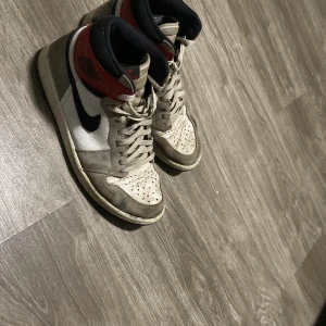 Nike air Jordan  - Väldigt smutsiga och ganska creasade. Dom har inga hål i sig men är i använt skick