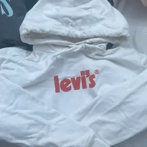 Levis hoodie med litet jack i V:t. Säljs då de måste rensas i garderoben🙄Men annars superfin och bra. Nypris ca 400kr 