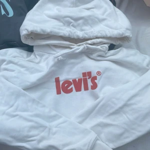 Vit Levis hoodie  - Levis hoodie med litet jack i V:t. Säljs då de måste rensas i garderoben🙄Men annars superfin och bra. Nypris ca 400kr 