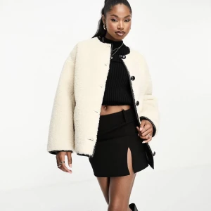 Jacka från 4th & Reckless - Helt ny jacka från 4th & reckless. Den är i storlek 40 vilket gör att man kan ha en stickad tröja eller en annan tjock tröja under. Ordinarie pris är 1069kr 