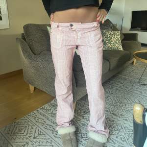 Sjuktttt snygga unika rosa jeans från Tommy hilfiger. Perfekt till fest och vardags🩷🦄🦩🌸 
