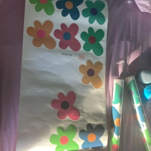 Stickers  - Säljer sticker rullar med blommor i olika färger. Två av rullarna är oöppnade en saknar hälften. Den som saknar hälften kostar 15kr dom andra 25kr