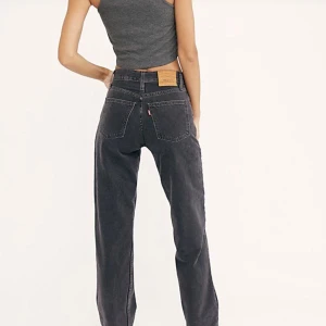 Levis ribcage straight - Säljer mina Levis ribcage straight inköpta för ca 8 månader sen. Säljer då de inte kommer till användning. Storlek w25l29. De sitter superfint i bak och i svanken! Priset kan diskuteras vid snabb affär, köparen står för frakten🥰 