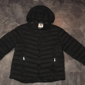 Mckinley Lättviktsjacka dunfyllning  - Mckinley jacka i bra skick  