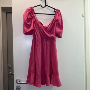 Rosa klänning  - En somrig, ganska djup urringad. Inte stretchiga men luftig, och stor i storleken. 