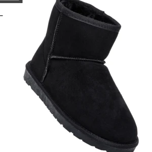 Uggs liknande skor❤️ - Uggs från lager 157. Använda 1 gång innomhus (provade) men för stora💗 jättebekväma och varma o sköna. 