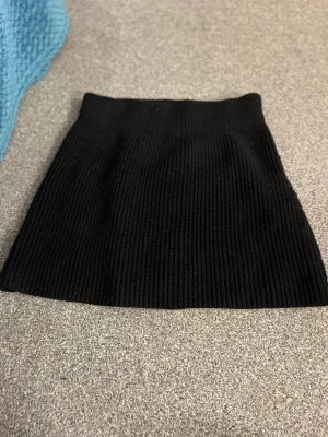 Stickad kjol - Bra skick! Använd fåtal gånger 