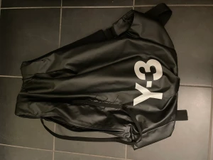 Y-3 väska - Tjena, jag säljer min y-3 väska eftersom den aldrig kommit till användning, har använt den runt 2-3 gånger så den är nästan sprillans ny! Priset kan diskuteras!
