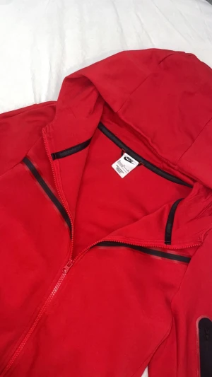 Röd Nike tecch  - Inte använd