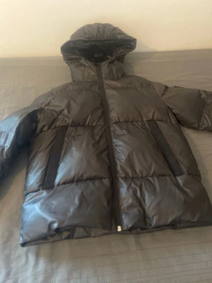 Vinterjacka ungdom - Vinterjacka som är köpt förra året på kidsbrandstore. Som ny. Säljer då den är för liten nu. 