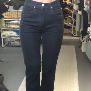 Jättesköna och snygga svarta jeans. Använda ett par gånger men fortfarande i bra skick. Perfekt längd för mig som är 170 cm!☺️🫶🏻