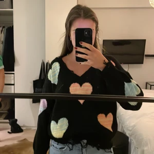 Stickad tröja - Stickad tröja med hjärtan