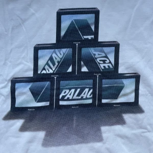 Palace Longsleeve vit - En riktigt rare Palace PTV longsleeve fran SS21-collection. En version av märkets ikoniska Tri-Ferg-logga. Den är vit med ett riktigt fett tryck. Den är i väldigt gott skick, knappt använd. Riktigt nice passform. Storlek S men stor så funkar på M/L