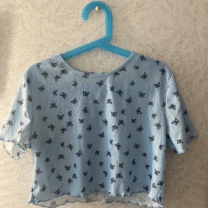 T-shirt  - Jag säljer en t-shirt som är använd ca 5 gånger och jag älskar den. Det är inget fel på den.det är storlek 11-12 år (152) orginal priset  är 89 kr men säljer den för 40 kr plus 20 kr frakt 