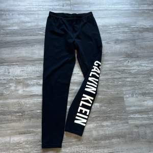 Calvin Klein leggings/tränings använd några gånger, bekväm och normal i storlek. Är u mycket bra skick. 