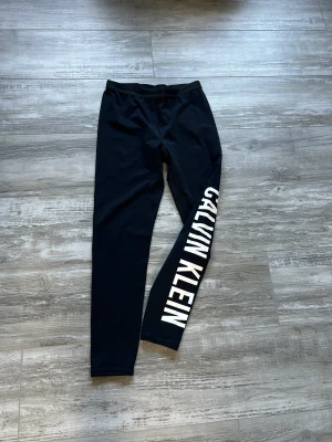 Legging - Calvin Klein leggings/tränings använd några gånger, bekväm och normal i storlek. Är u mycket bra skick. 