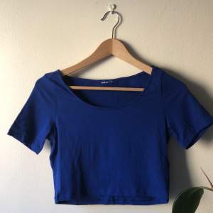 Snyggt blå croptop med t-shirt armar. Använd men i mycket gott skick. ✨ Snygg med ett par jeans med hög midja 👌 😍 