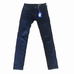 Säljer dessa supersnygga jeans som tyvärr inte passade på mig.🌟 Köpta på sellpy och aldrig använt!💗🌟Köparen står för frakten!!