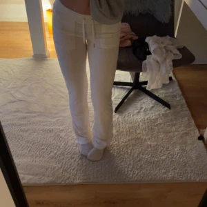 Juicy couture  - Vita byxor från juicy couture helt nya aldrig använda är i stl xs men passar S och xxs💞