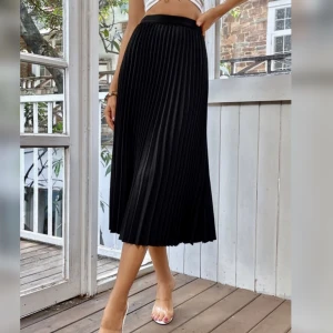 LÅNGKJOL - Plisserad långkjol från Zara! Plagget är i gott skick då det knappt kommit till användning, fraktkostnaden ingår i priset. Skriv gärna för mer info 💗 ((Första bilden är lånad))