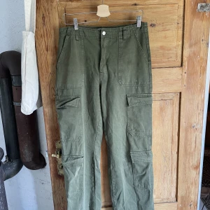 Cargobyxor från Zara - Är egentligen en M men dessa sotter bra overzised i 42