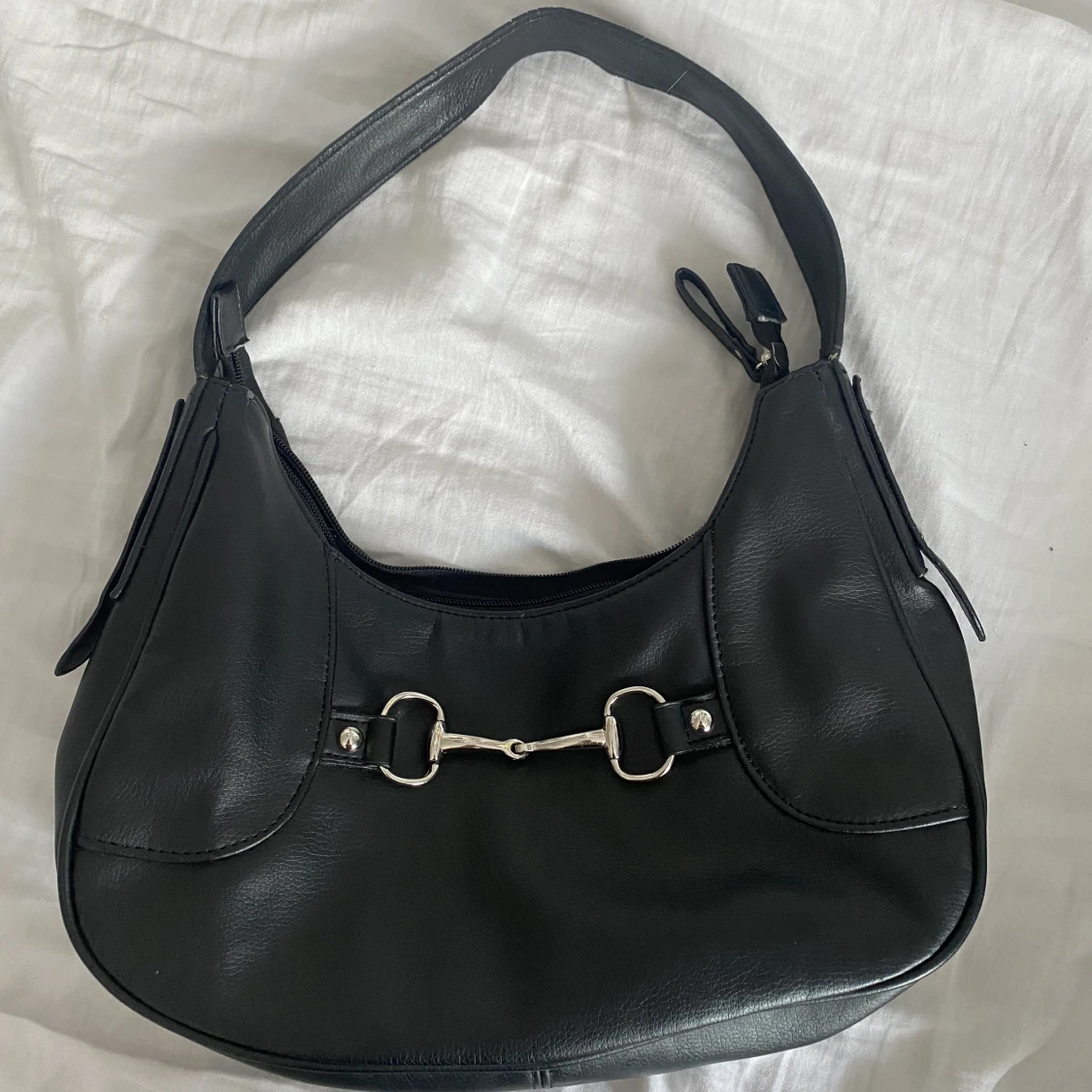 Snygg svart axelremsväska 