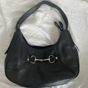 Snygg svart axelremsväska  - Snygg axelremsväska jag köpte secondhand för några månader sen, väskan är i bra skick! Skriv för mer info eller bilder🫶