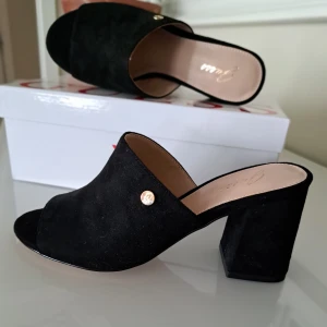 Guess Sandaler - Helt oanvända Guess skor i mocka liknande material köpta för 800 men säljs för 300 kr. Storlek 37 men är små i storleken.