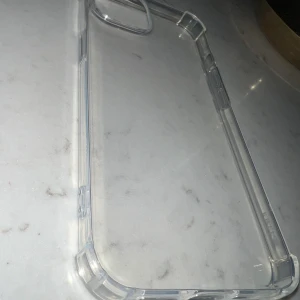 Mobilskal iPhone 13 - Jag säljer detta genomskinliga mobilskalet för en iPhone 13. Den är helt oanvänd då jag råkade köpa fel storlek, o hoppas nu att den ska komma till användning!💖