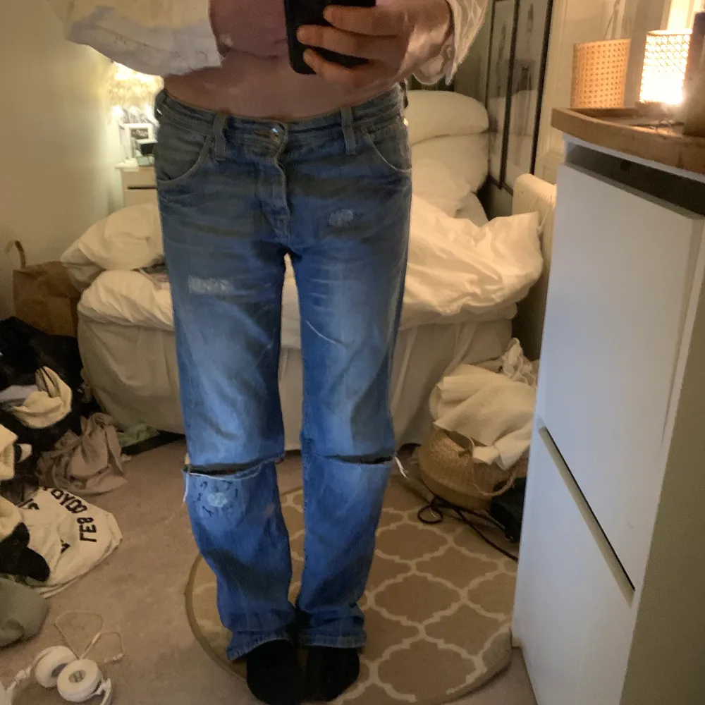 Säljer dessa lågmidjade jeans från lee🙏strl 36, jag är 171cm. Jeans & Byxor.