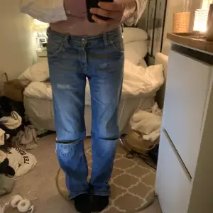 Säljer dessa lågmidjade jeans från lee🙏strl 36, jag är 171cm