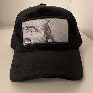 Svart velvet keps - Säljer min Rovior keps eftermiddag att den var för stor och inte gick att lämna tillbaks. ALDRIG ANVÄND. Nypris 450 kr, mitt pris 300 kr