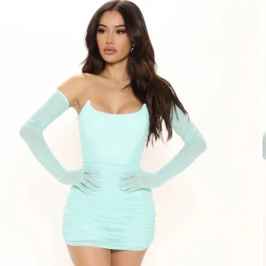 Fashion Nova set/klänning - Ett blått set med hanskar ser ut som en klänning men det är shorts under