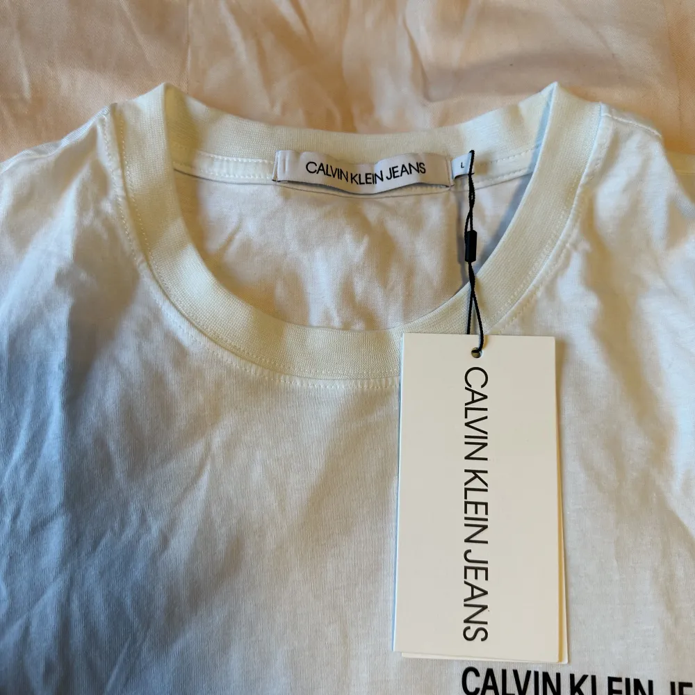 Säljer en långärmad vit Calvin Klein tröja som aldrig är använd, prislapp kvar.  Köpare står för frakt 📦. Toppar.