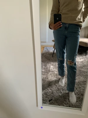 Jeans  - Jeans Zalando  Strl. 158 130kr  Kan både bäras upp vikta eller ner vikta för extra längd 