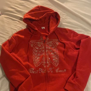 Bestyettocome zip hoodie - Säljer nu min bestyettocome zip hoodie pga för liten. Fint skick förutom att 1 sten saknas. Går ej att köpa längre
