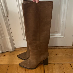 Stövlar zara  - Stövlar/boots i mocka från Zara, storlek 38. I fint skick. Använda 2 ggr. 