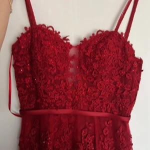 Röd klänning - Helt oanvänd stilren klänning från Dressrom Linné, stl 36 passar även en 34, köpt för 4990 kr men säljer för ganska billigt, kan tänka mig sänka priset för snabb affär och seriös köpare! Fler bilder på klänningen skriv isåfall;)