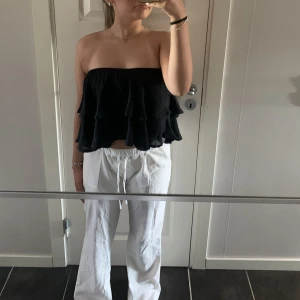 Vita linnebyxor - Ett par jättefina linnebyxor som tyvärr inte kommer till användning då jag har ett till par av dessa! Det är strlk S och sitter perfekt på mig som är 160💕💕frakt tillkommer!!