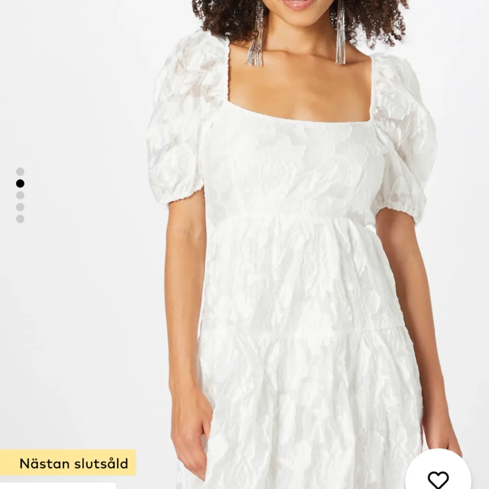 Så så fin klänning från bardot köpt på ABOUT you. Helt oanvänd med lappen kvar och säljer för att jag hittat en annan klänning till studenten🥰nypris 1450kr. Klänningar.