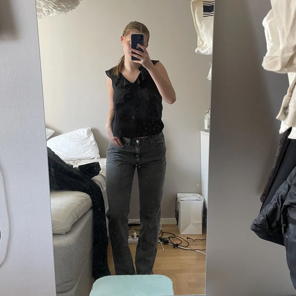 grå jeans från Monki. Storlek ”28/32”, nypris: 500kr. Knappt använda. Jeansen är midwaist. Har klippt till en slits vid fötterna. Jeans & Byxor.