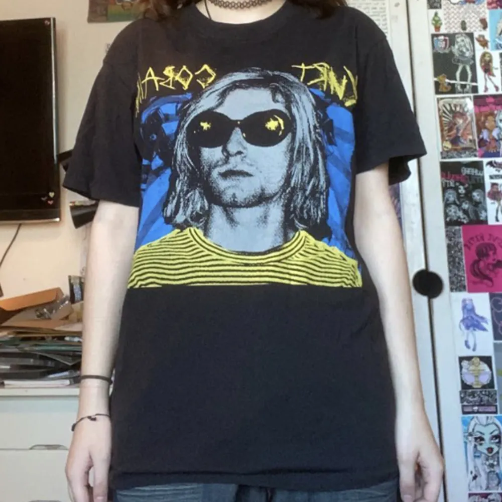 T-shirt med Kurt Cobain från Carlings. bra skick, inte speciellt använd. PÄLSDJUR I HEMMET! . T-shirts.