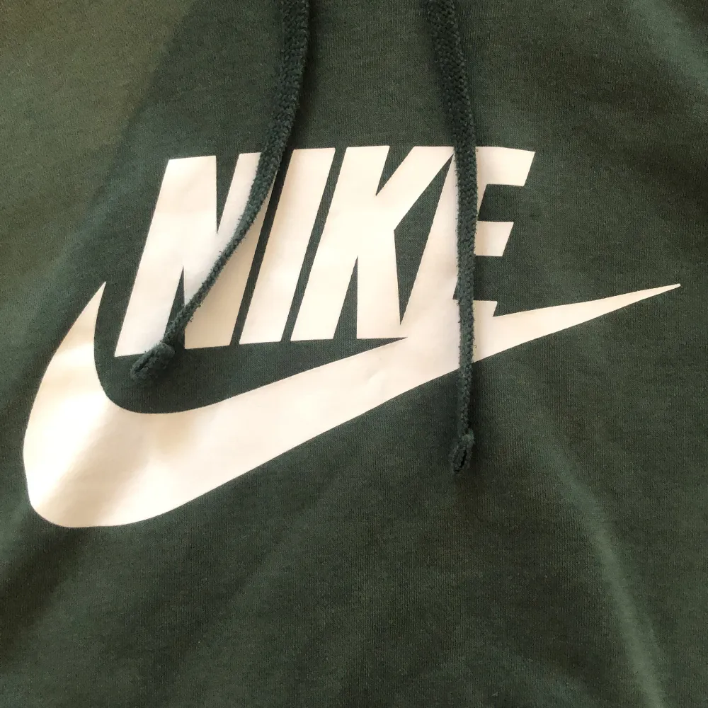 Mörkgrön Nike hoodie i storlek L. Skick 8/10. Hoodies.