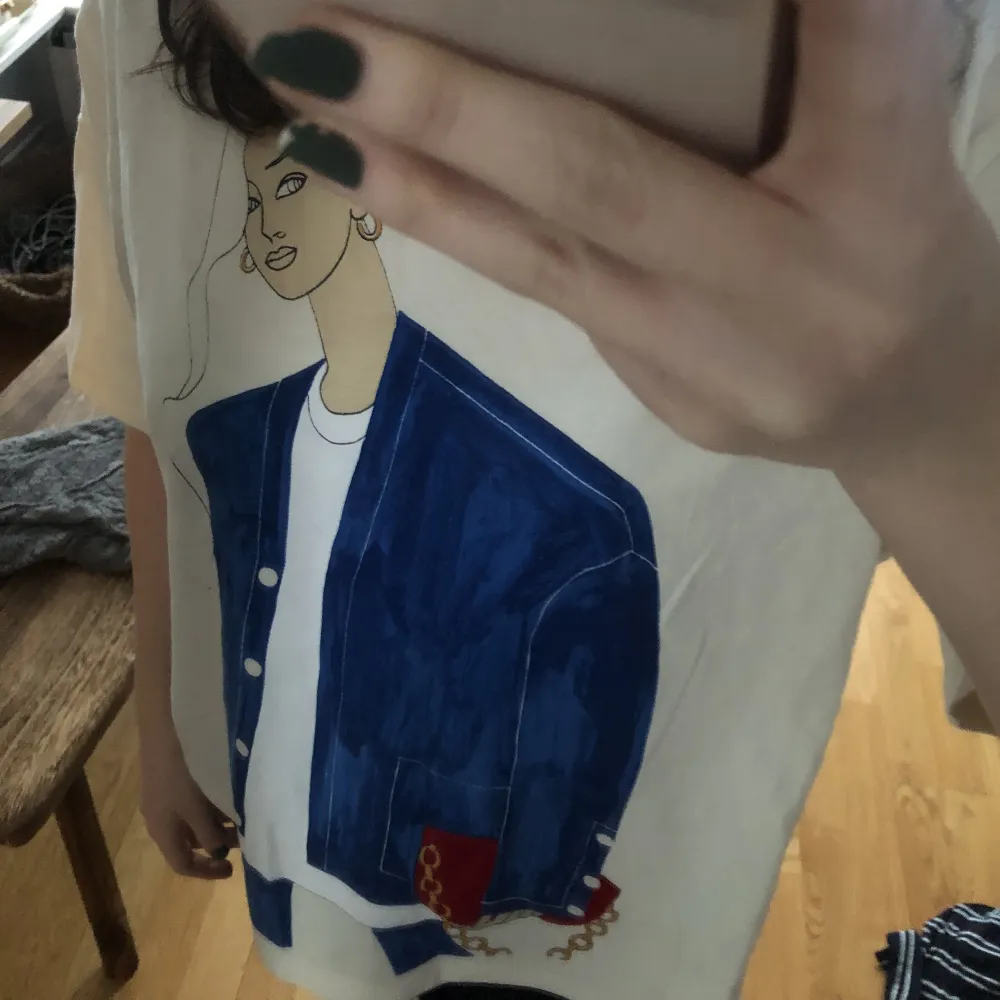 De här är en jätte cool oversized tröja med tryck från zara💕I jättebra skick som inte använts mycket alls . T-shirts.