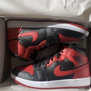 Jordan 1 mid - Säljer mina Jordan 1 mid då de är för små och inte kommer till användning, pris kan diskuteras. Bra skick!❤️nypris 1340kr