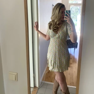 Sommarklänning - Perfekt klänning till sommaren. Knappt använd och i nyskick💗 