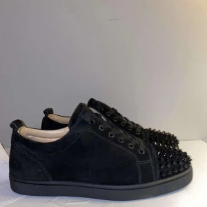 Louboutin Junior Spike - Storlek 43 Skick 9,5/10 All og